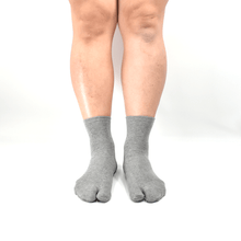 Load images into the gallery viewer,100% cotton surface thread, basic tabi low crew socks