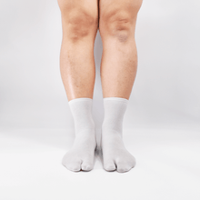 Load images into the gallery viewer,100% cotton surface thread, basic tabi low crew socks