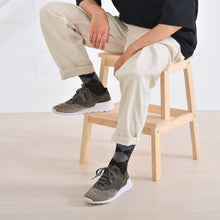 Load images into the gallery viewer,Argyle pattern tabi crew socks